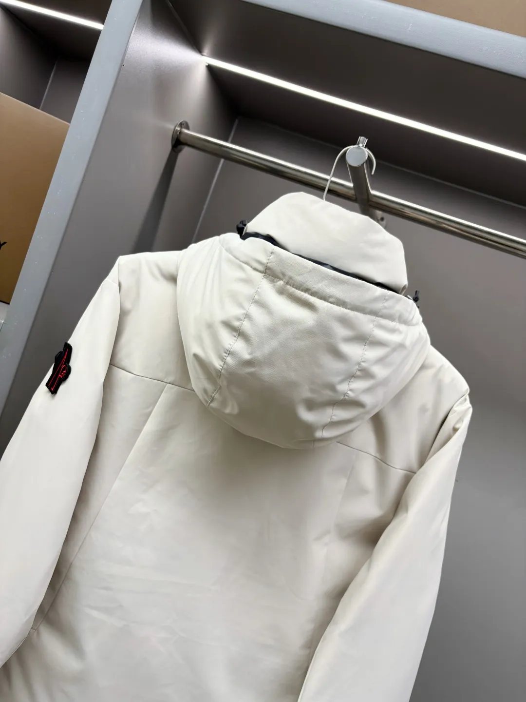 Moncler Premium ， Versatile ， ， ， Classic ， ， ， ！ 100% ， 90% ， ， ， 。 Classic MON Logo ！ YKK 。 ， ， micro chic ， Classic ， 。 Sizes：M-XXXL ：Black White